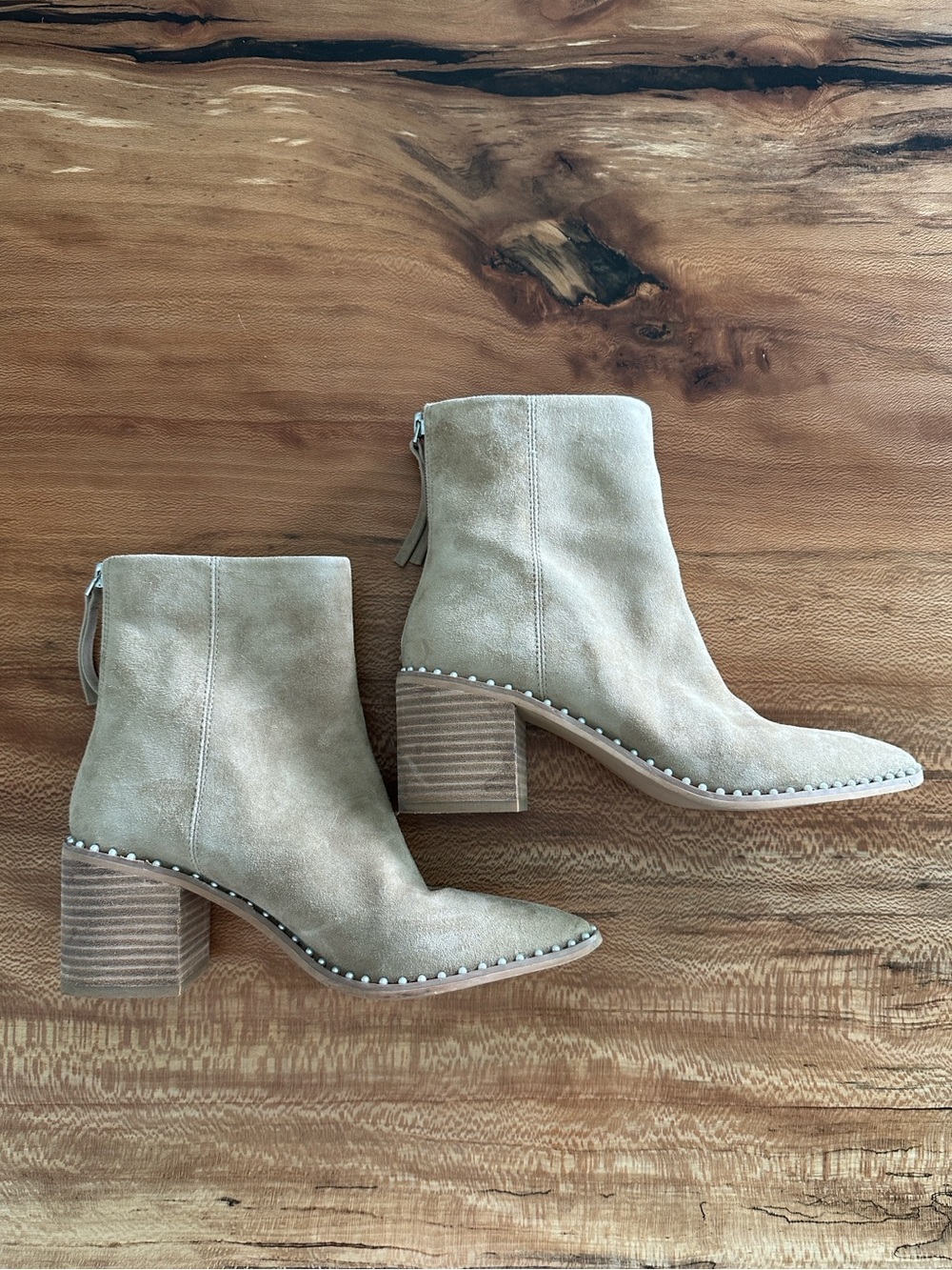 Steve Madden Aquarius Tan Suede
Studded Ankle Block Heel Booties Size 8